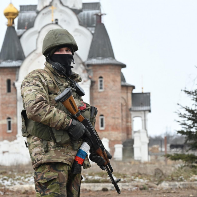 Član Grupe Wagner u osvojenom Soledaru, gdje su Rusi pretrpjeli goleme gubitke