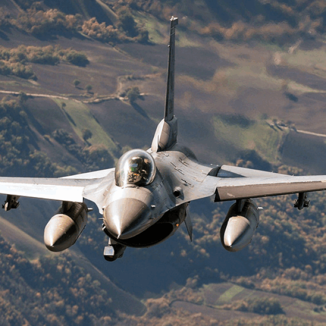F-16 Fighting Falcon Zračnih snaga SAD-a; ilustracija borbenih aviona F-16 u bojama Zračnih snaga Ukrajine, u sredini ukrajinski Suhoj Su-27; borbeni avioni F-16 Zračnih snaga SAD-a i Kraljevskih zračnih snaga Nizozemske