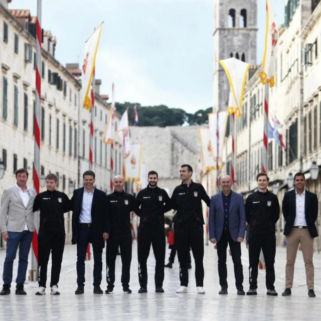 Hrvatska reprezentacija, vodstvo HSTS-a i članovi STK Libertas Marinkolor na Stradunu