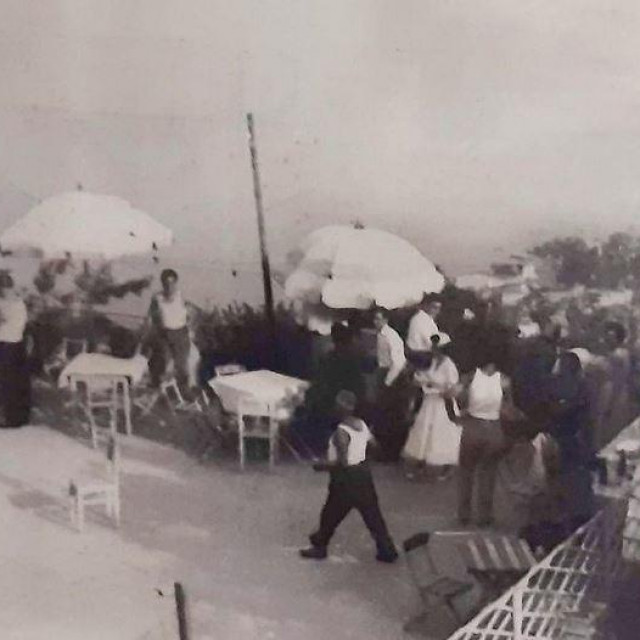 Terasa oštarije Kinkela Bregi snimljena u ljeto 1958.