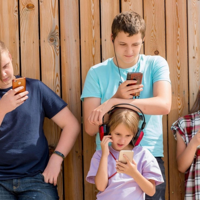 Ilustrativna fotografija. ”‘Nismo pristali na digitalne živote koje danas vodimo.” smatra  nekad inženjer u Googlu, danas poznati ”zviždač” IT industrije, Tristan Harris