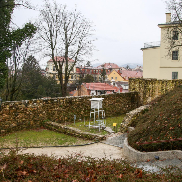 Meterološka stanica u parku Grič koja mjeri vrijeme kod Državnog hidrometeorološkog zavoda.
 