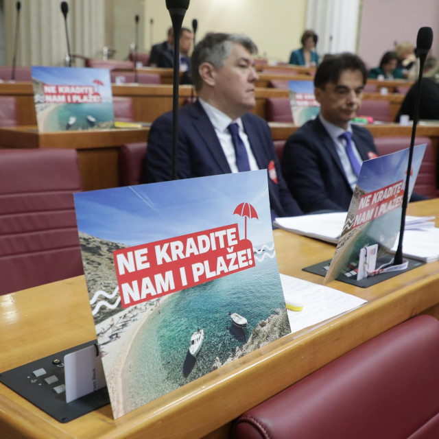 Zastupnici SDP-a s plakatima s natpisom ‘Ne kradite nam i plaže‘