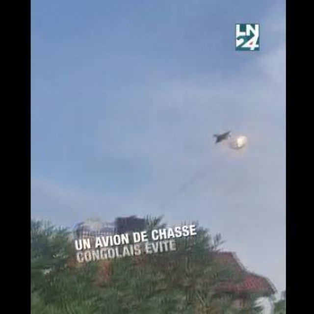 Trenutak eksplozije projektila kraj vojnog zrakoplova