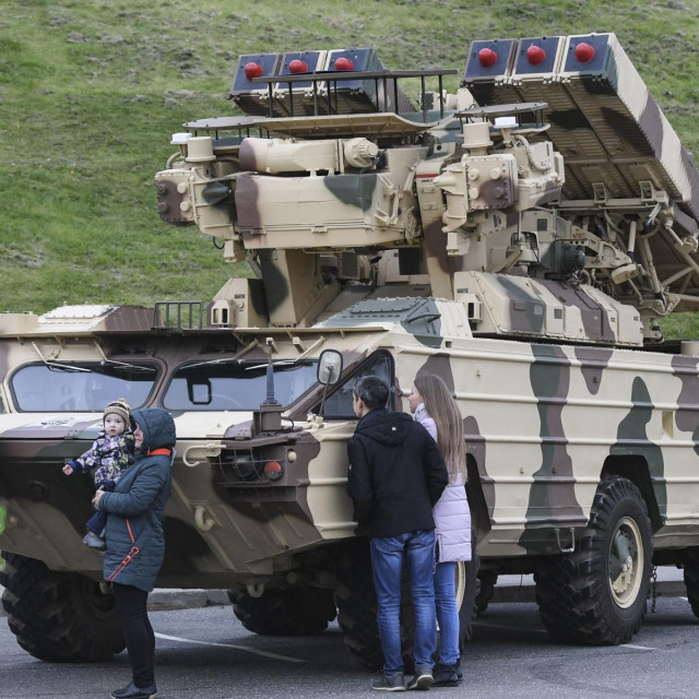 Građani Iževska se fotografiraju kraj raketnog sustava ruske vojske