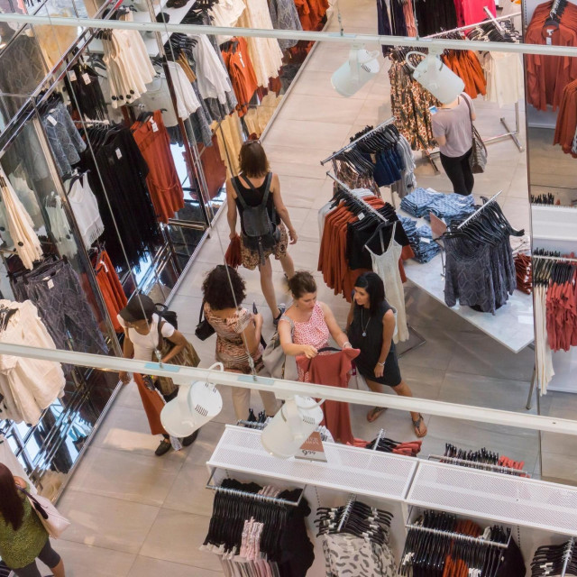 Kupci u dućanu H&M-a