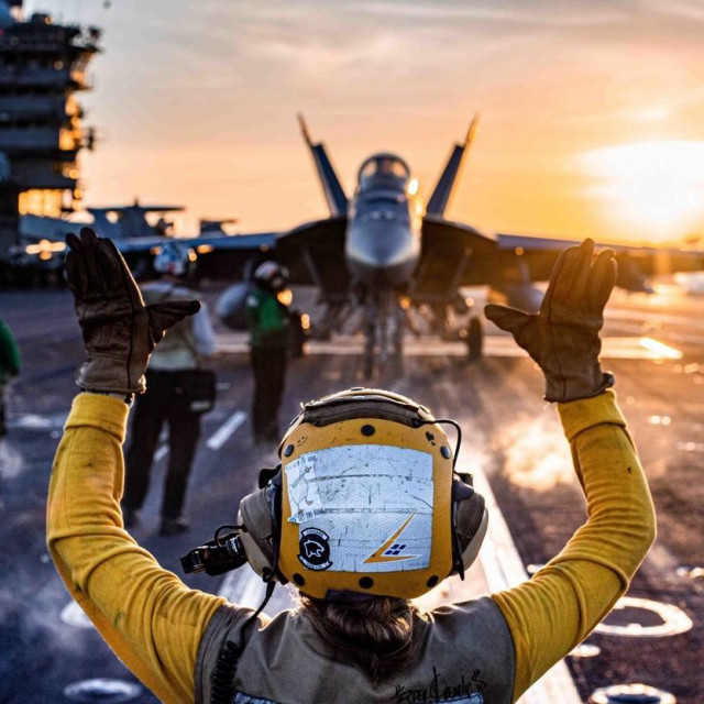 Borbeni avion F/A-18E Super Hornet pri polijetanju s nosača aviona Nimitz klase