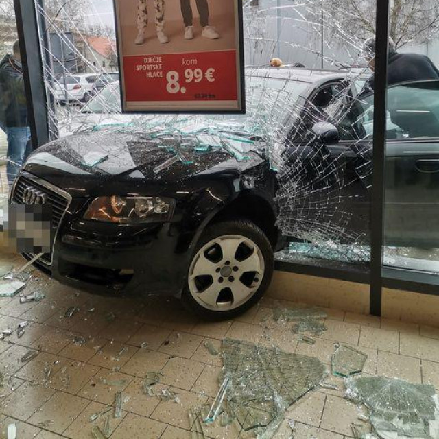 Audi koji je ”uletio” u Lidl u Kutini