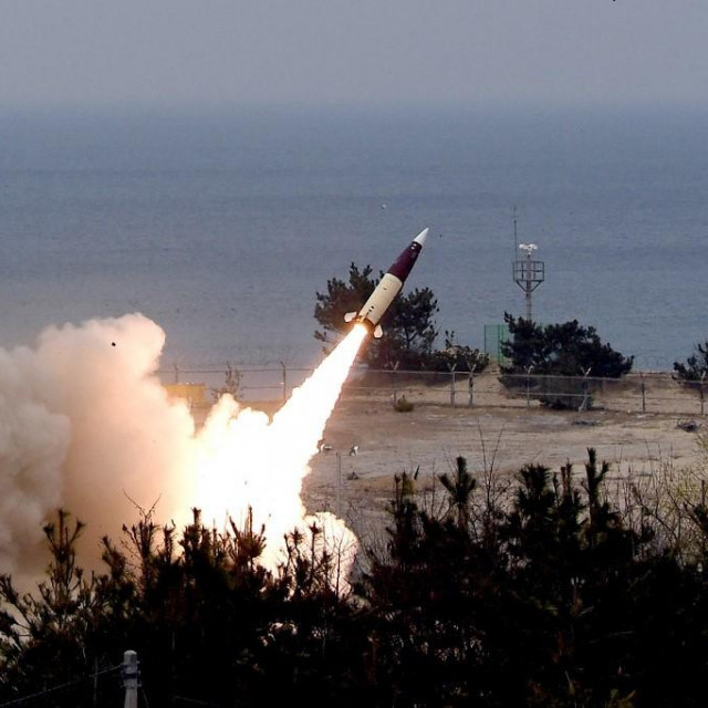 Zelenski kaže da Ukrajina treba projektile američke proizvodnje ATACMS, koji imaju domet od 297 kilometara. Washington joj zasad odbija poslati to oružje