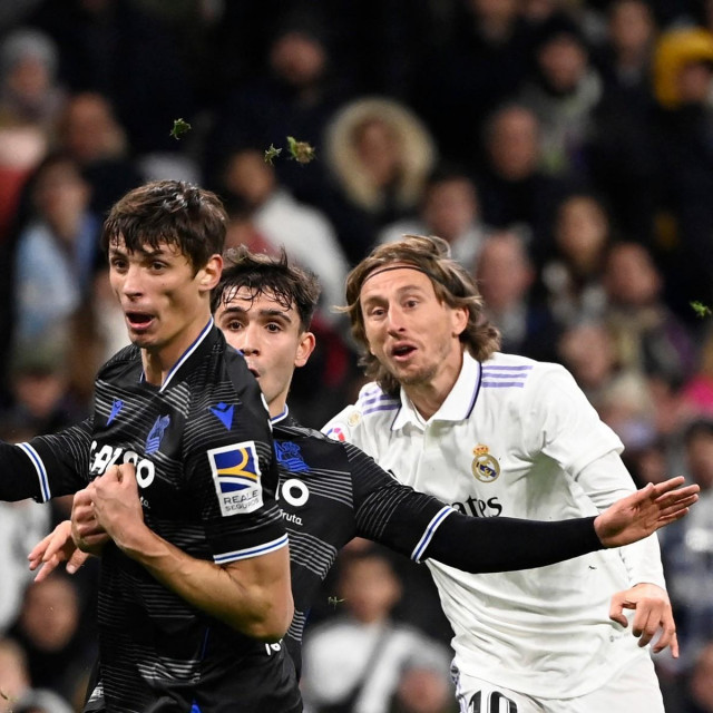 Luka Modrić u duelu protiv Real Sociedada