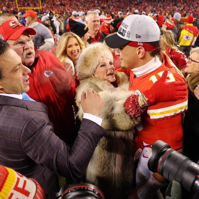 Mahomes u zagrljaju s Tammy Reid, suprugom trenera Kansas Cityja Andyja Reida