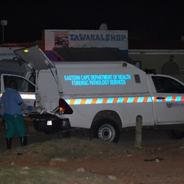 Policija ispred kuće u kojoj je u pucnjavi ubijeno osmero ljudi