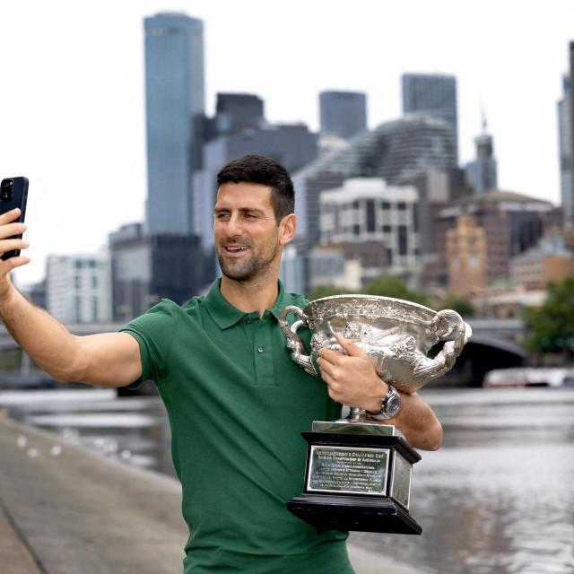 Đoković s trofejom Australian Opena ispred melbournške panorame