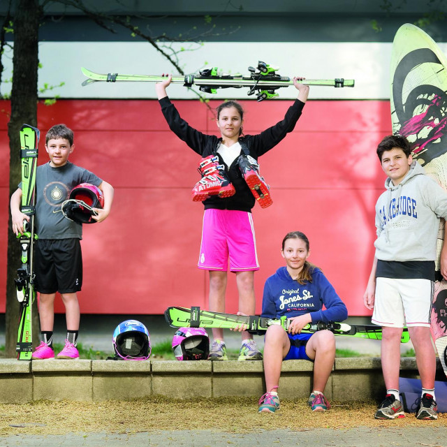 Zrinka Ljutić zajedno sa sestrom Dorom i s braćom Hrvojem i Tvrtkom. Fotografija je snimljena 2016. godine za vrijeme priprema.