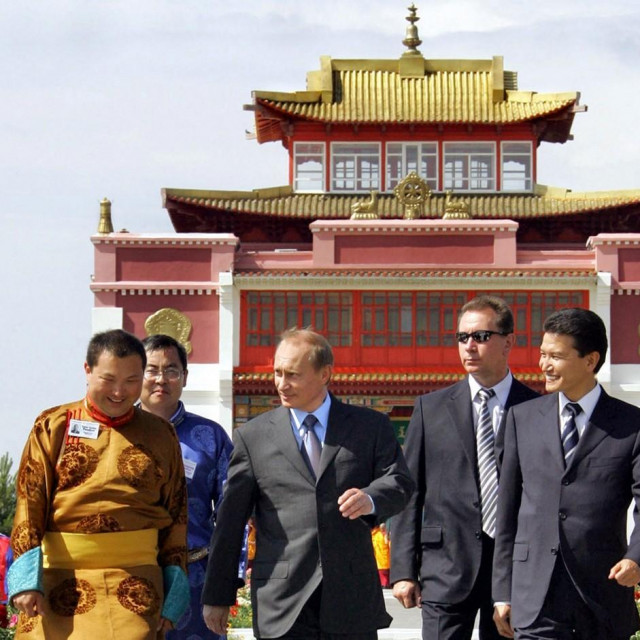 Telo Tulku Rinpoche i Vladimir Putin 2005. na otvaranju hrama u Kalmikiji