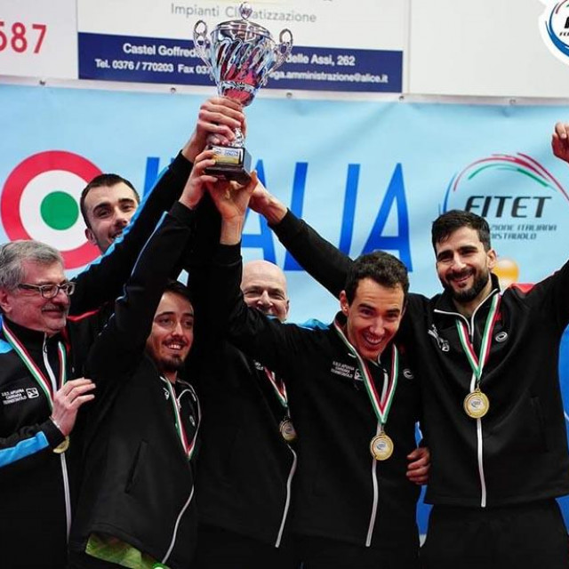Prvi trofej u novoj sezoni - Tomislav Pucar (u pozadini) i Andrej Gaćina (skroz desno)