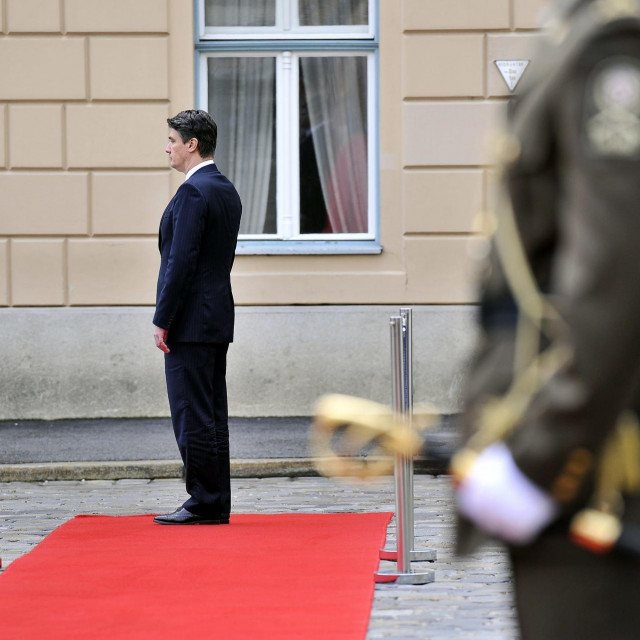 Premijer Zoran Milanović čeka tadašnjeg predsjednika Vlade Republike Kosova Hashima Thacija, arhivska fotografija