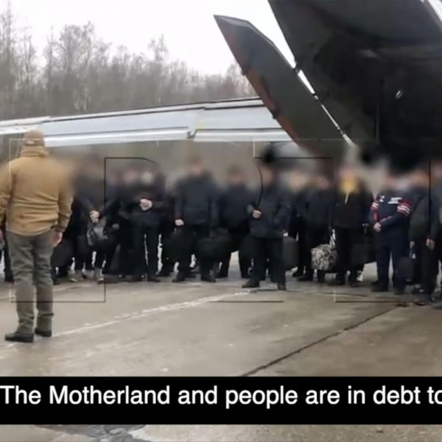 Jevgenij Prigožin, šef Wagnera, dočekuje kriminalce na povratku s ratišta