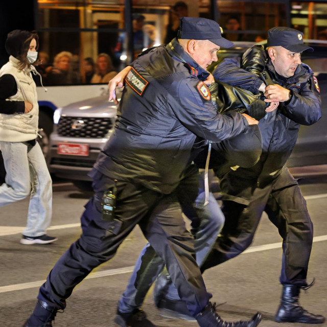 Ruska policija privodi osumnjičenika, ilustracija