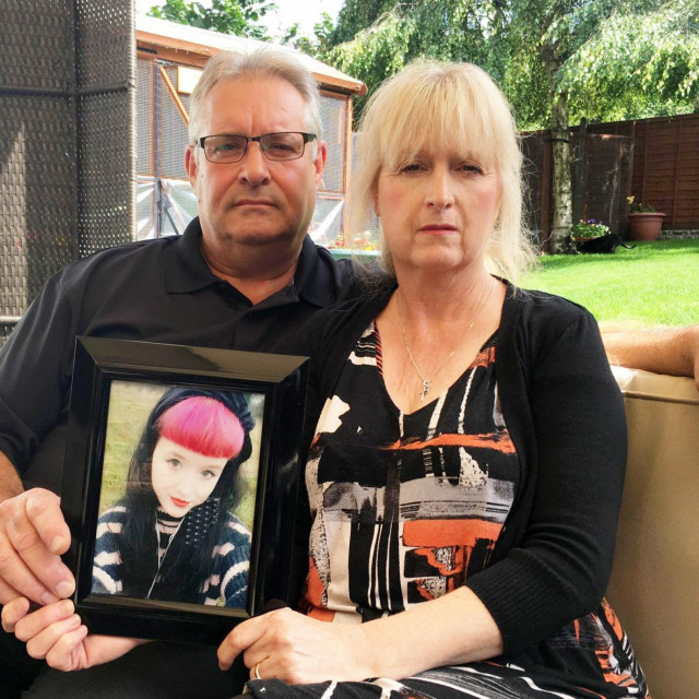 Doug i Carole Shipsey sa slikom preminule kćeri Bethany Victorije Shipsey