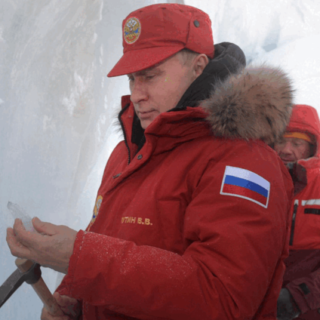 Vladimir Putin i Dmitrij Medvedev na arktičkom otoku Alexandra Land Island; ruski ledolomac na nuklearni pogon Projekt 22220; ruski presretač MiG-31; ruski ledolomac na nuklearni pogon Projekt 22220; ruska nuklearna balistička podmornica K-114 Tula