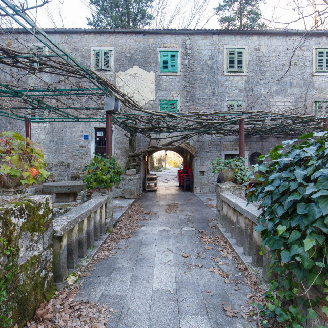 Izletiste Radmanove mlinice uz Cetinu kraj Omisa.
 