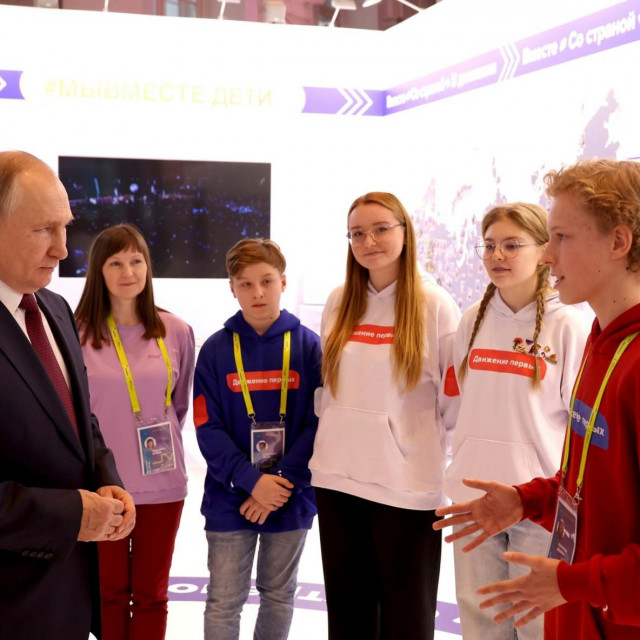 Vladimir Putin okružen mladim Rusima