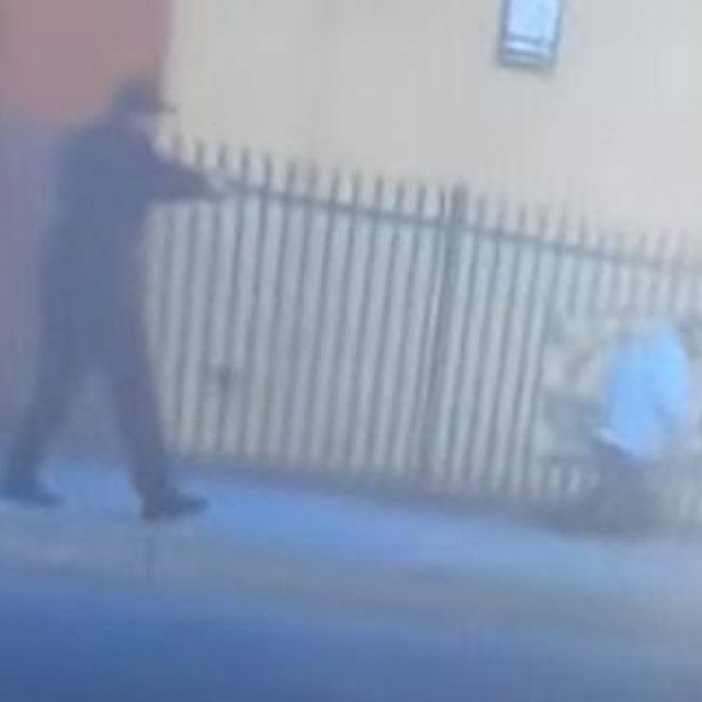 Trojica policajaca iz policijske postaje Huntington Park snimljena su kako ispaljuju nekoliko hitaca u Anthonyja Lowea Jr., 36-godišnjeg oca dvoje djece