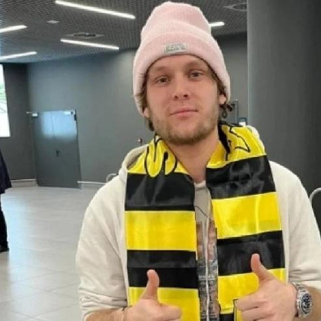 Halilović je već pozirao sa šalom Arisa