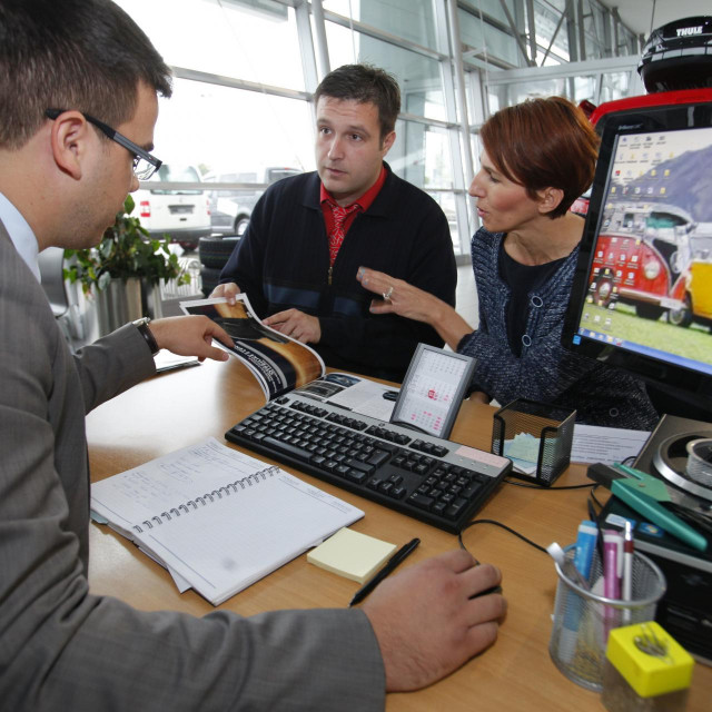 Salon automobila (ilustracija)
