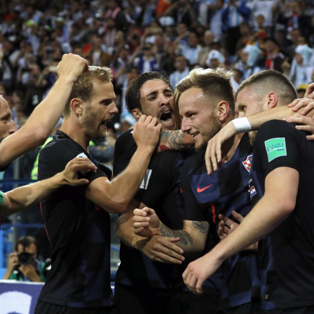 Šime Vrsaljko sa suigračima u reprezentaciji tijekom utakmice s Argentinom na SP-u 2018.