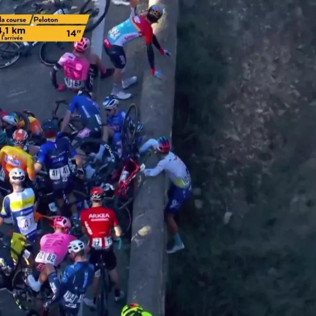 Francuz Valentin Ferron ostao je visjeti s mosta nakon nesreće 24 km prije cilja etape