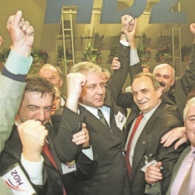 
Bivši premijer Ivo Sanader sa suradnicima slavi još jednu pobjedu