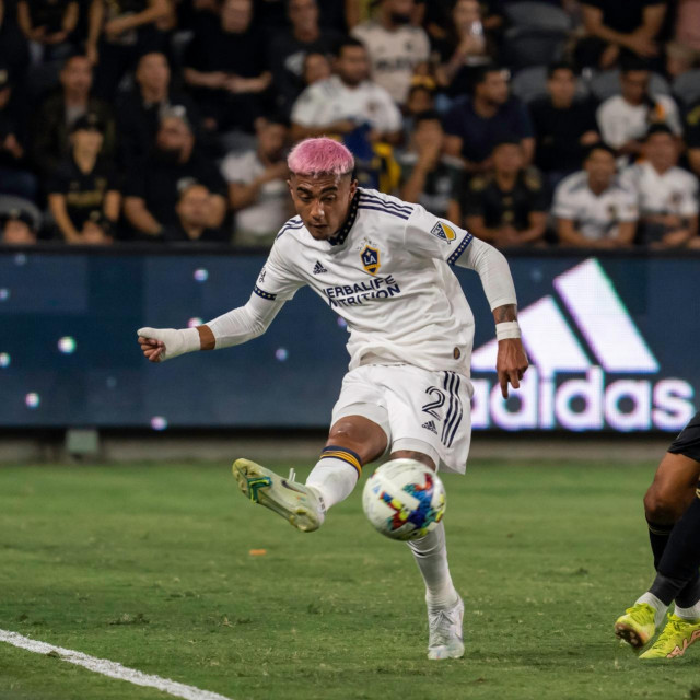 Julian Araujo (lijevo)