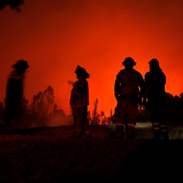 Vatrogasci u Čileu uslijed borbe s požarom
