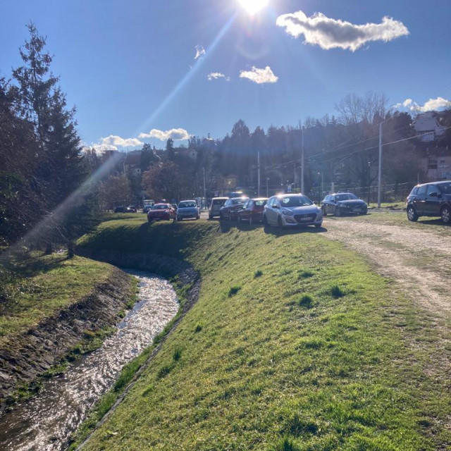 Automobili parkirani na zelenoj površini