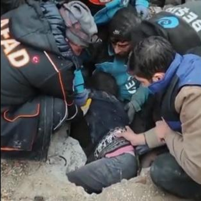 Izvlačenje djeteta iz ruševina