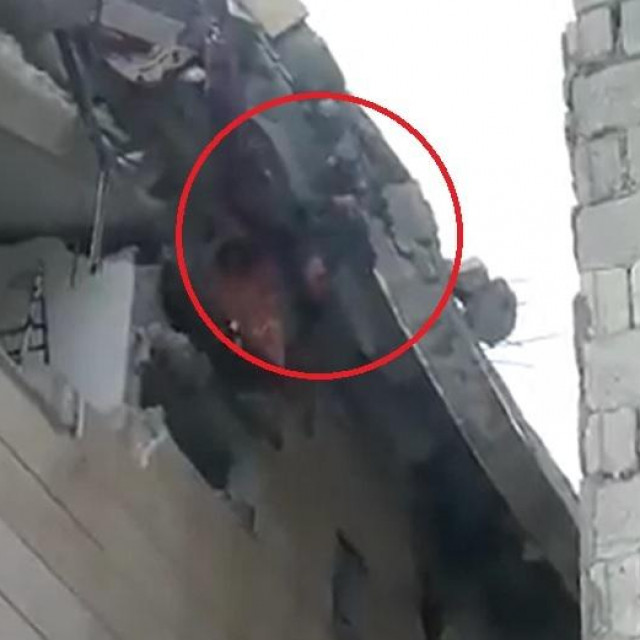 Čovjek zarobljen u oštećenoj zgradi