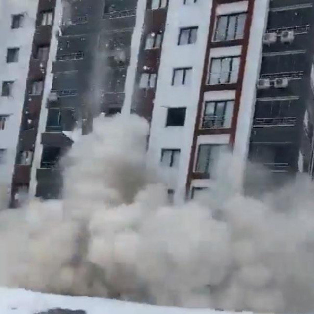 Rušenje novoizgrađene zgrade u gradu Malatya
