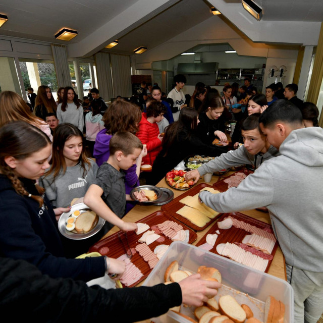 Na švedskom stolu u lovranskoj školi nađe se za svakoga ponešto. Količine za djecu nisu ograničene, a ako nečega nestane, kuharica to nareže i iznese ponovno. Kako ne bi bilo gužve i čekanja, marenda je podijeljena u dva dijela s razmakom od sata