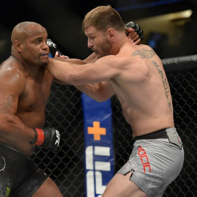 Stipe Miočić (desno) i Daniel Cormier (lijevo)