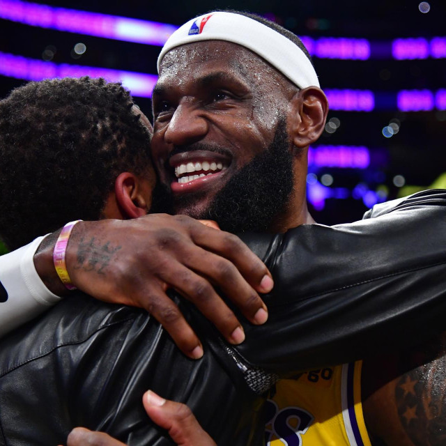 LeBron u zagrljaju s menadžerom Richom Paulom