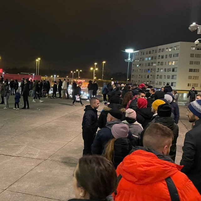 Stotine navijača ostalo pred Arenom Zagreb
