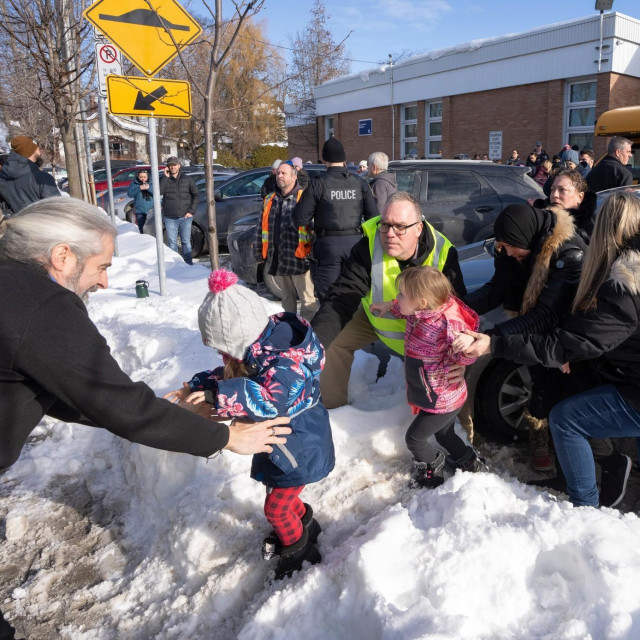 Djeca u Montrealu nakon što se autobus zaletio u vrtić u predgrađu Montreala
