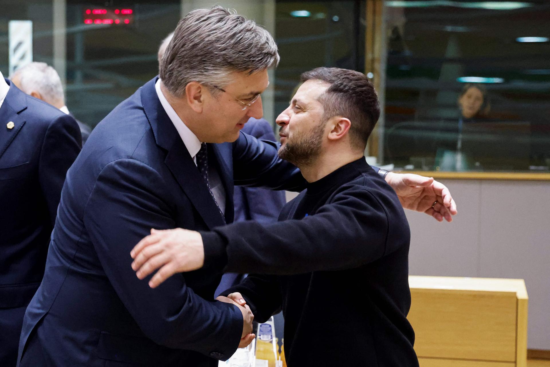 Jutarnji list - Plenković se u Bruxellesu susreo sa Zelenskim, uslijedio je  i zagrljaj, a uskoro će se i nasamo sastati