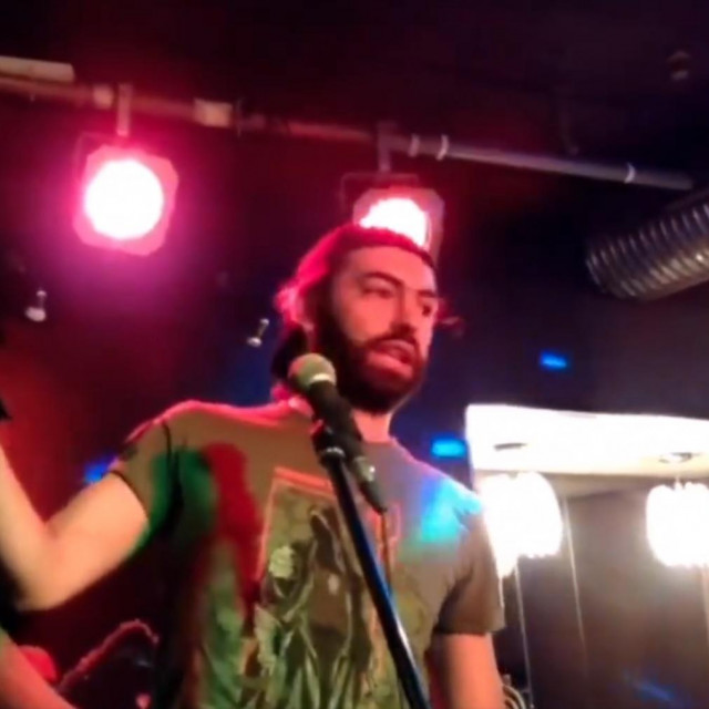 Igor Mangušev s lubanjom u ruci