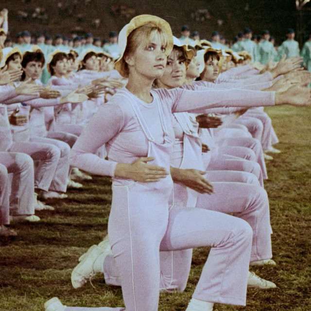 ”Između revolucija”