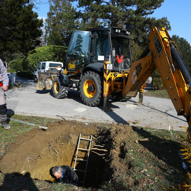 Priprema grobnog mjesta za Miroslava Ćiru Blaževića u Aleji velikana na groblju Mirogoj