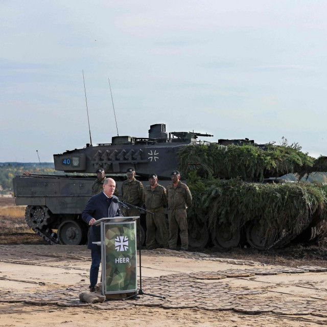 Olaf Scholz i tenk Leopard 2 