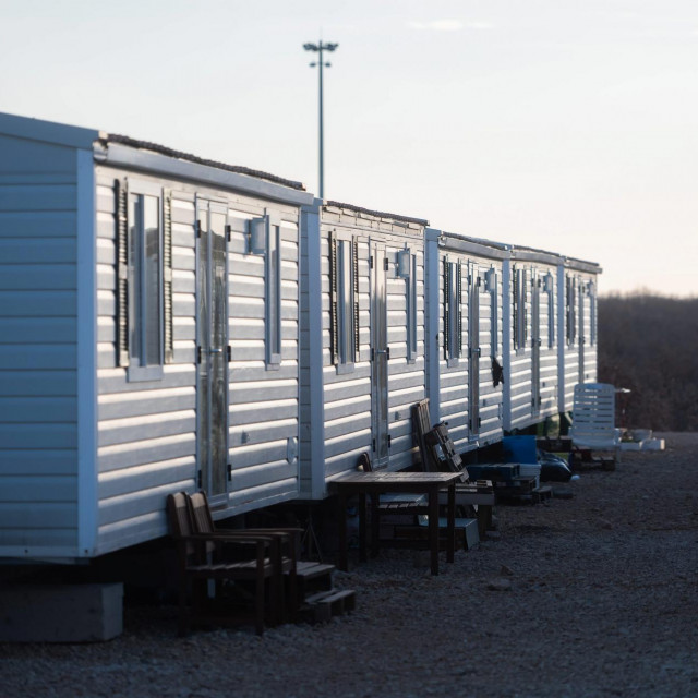 Kontejnersko naselje kraj pogona za preradu ribe Žuvela d.o.o.